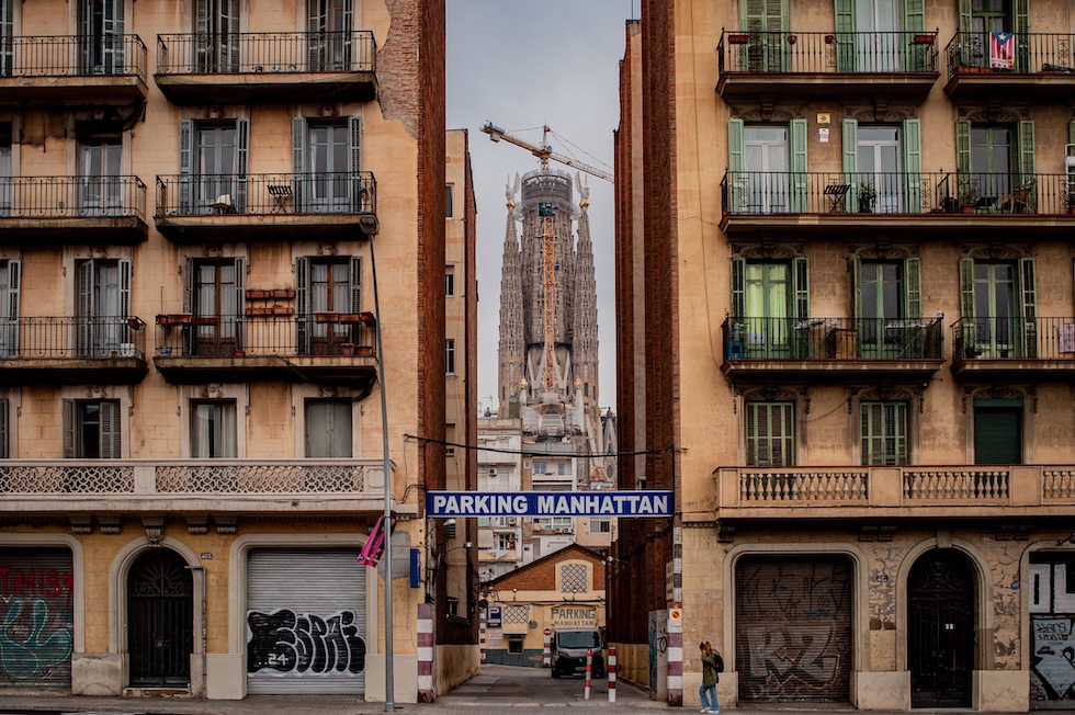 La Sagrada Familia nel suo quartiere di Barcellona