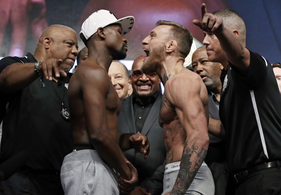 Mayweather e McGregor durante il face off prima dell'incontro