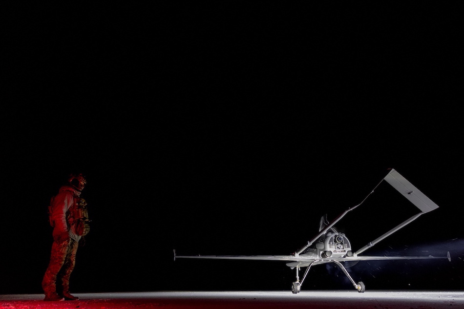 Foto di un militare ucraino del 14 esimo reggimento accanto a un drone che sta per decollare verso la Russia (REUTERS/Valentyn Ogirenko)