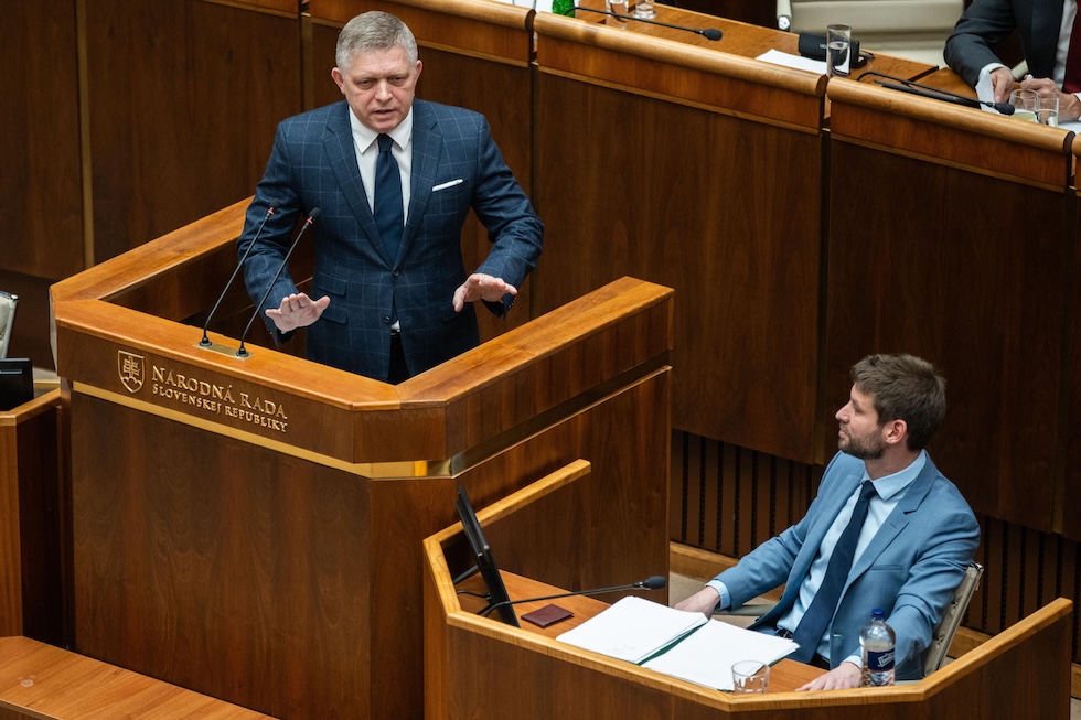 Robert Fico e il leader di Slovacchia Progressista, Michal Šimečka, durante la sessione straordinaria del parlamento del 21 gennaio
