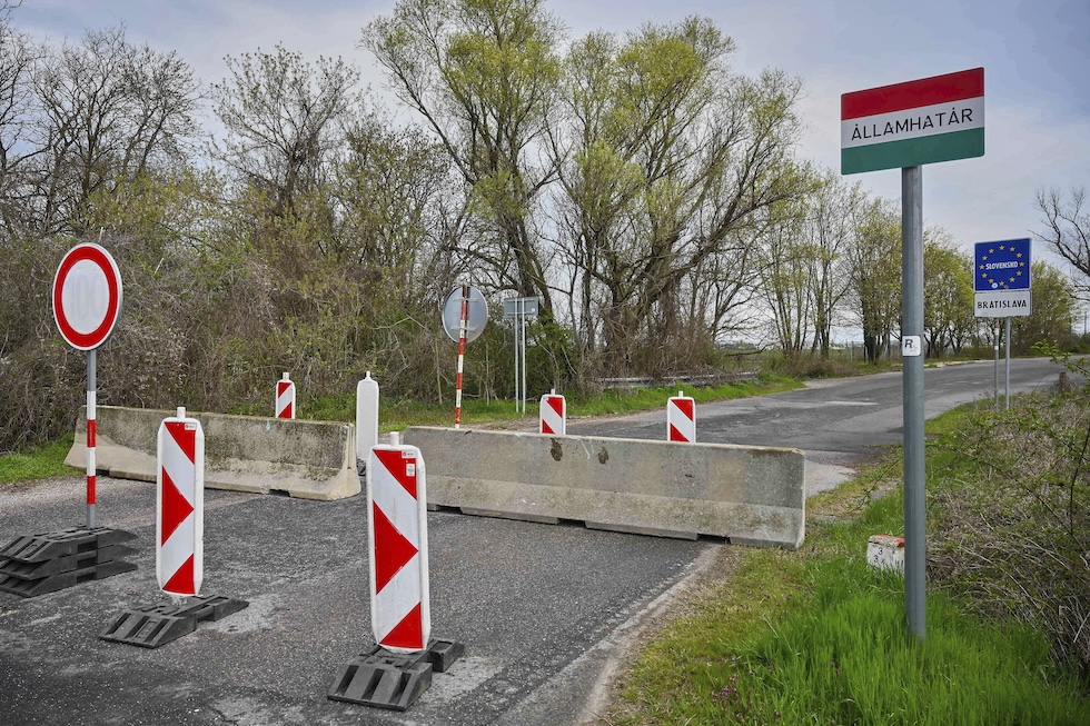 Un varco di confine temporaneamente chiuso per i casi di afta epizootica, tra Ungheria e Slovacchia, l'8 aprile