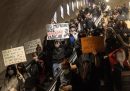 Manifestanti in metro, diretti a una protesta. Il cartello al centro dice qualcosa come: «La nazione dei nostri padri»