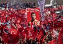 Imamoglu è ritratto come un pugile su un manifesto a una manifestazione del suo partito