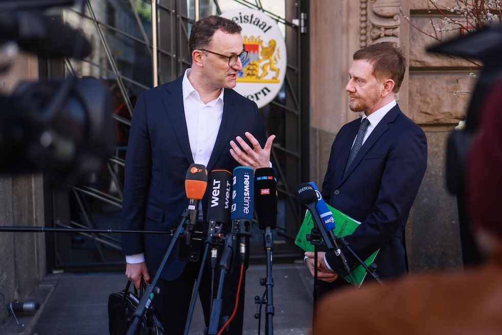 Jens Spahn, quello con gli occhiali, durante una conferenza stampa il 7 aprile a Berlino