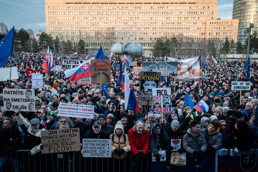Una protesta antigovernativa per il settimo anniversario dell'omicidio del giornalista Ján Kuciak e della sua compagna, il 21 febbraio a Bratislava
