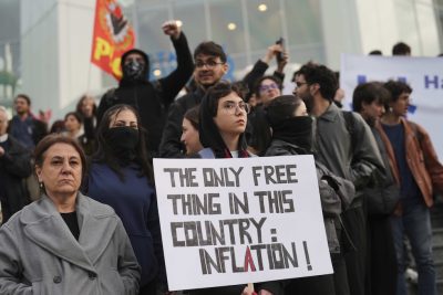 «L’unica cosa gratuita in questo paese è l’inflazione», in riferimento alla situazione economica problematica