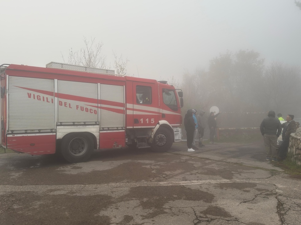 Vigili del fuoco nei pressi di dove è stata trovata la cabina caduta, il 17 aprile