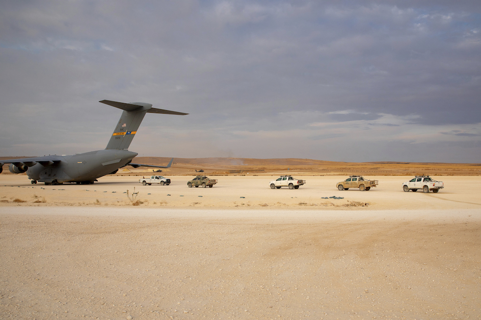 Un aereo cargo carica veicoli militari americani nella zona di Kobane, ottobre 2019