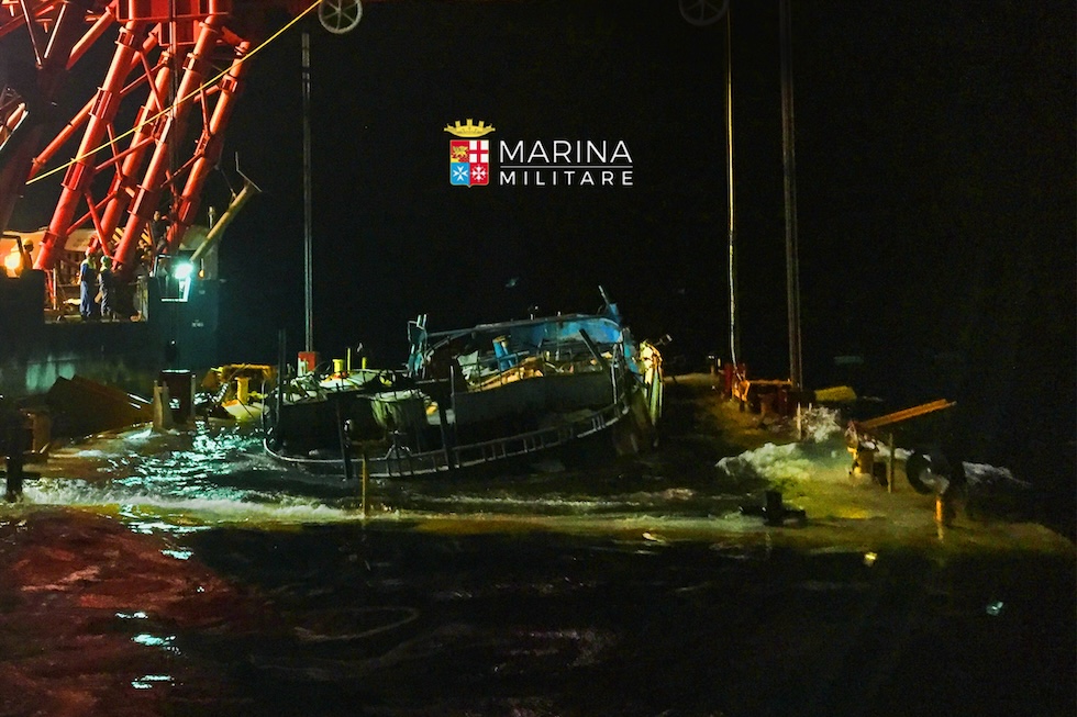 Il barcone emerge dal mare