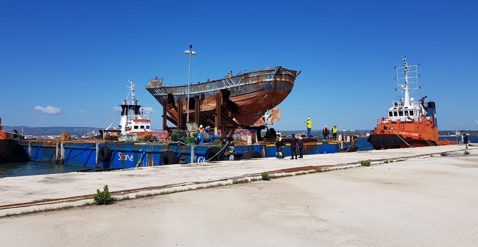 Il relitto sul molo di un porto
