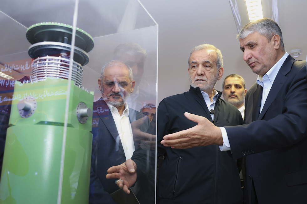 Il presidente iraniano Masoud Pezeshkian, il secondo da destra, ispeziona dei siti nucleari il 9 aprile 2025