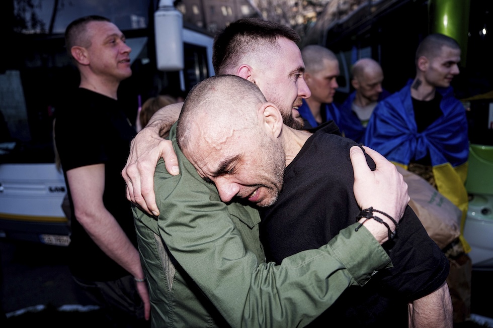 L'abbraccio tra due soldati ucraini liberati dai russi, il 19 aprile