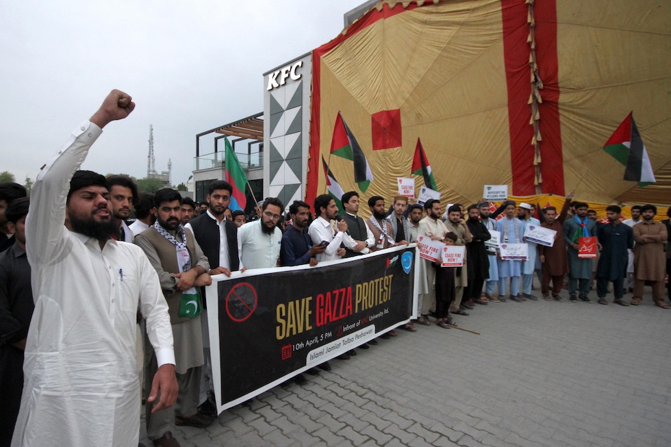 Una protesta dell'ala giovanile del partito fuori da un KFC di Peshawar, il 10 aprile