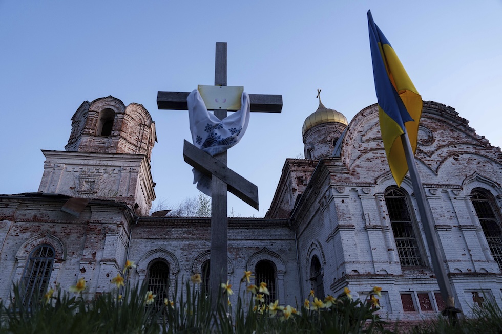 Le decorazioni per Pasqua nei pressi di una chiesa distrutta in Ucraina, il 20 aprile