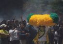 Una persona, chiamata "sayon", corre con un cappello di carta velina mentre gli spettatori lanciano fiammiferi accesi su di lei durante le celebrazioni pasquali.