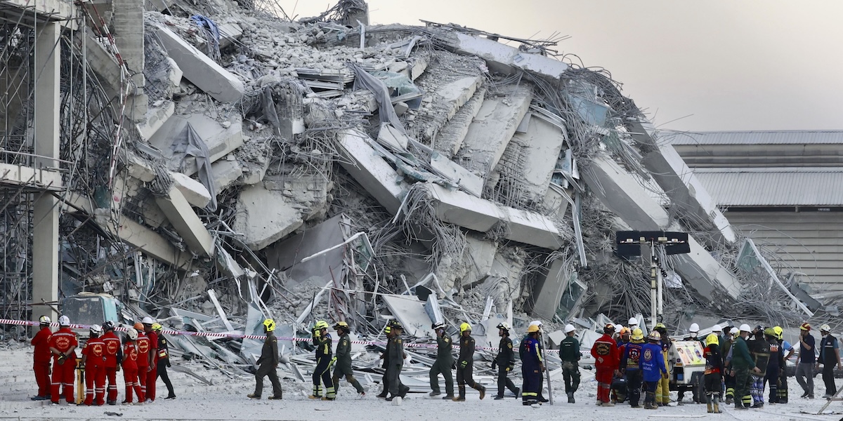 Il grattacielo crollato a Bangkok, in Thailandia, il 28 marzo 2025 (AP Photo/Wason Wanichakorn)