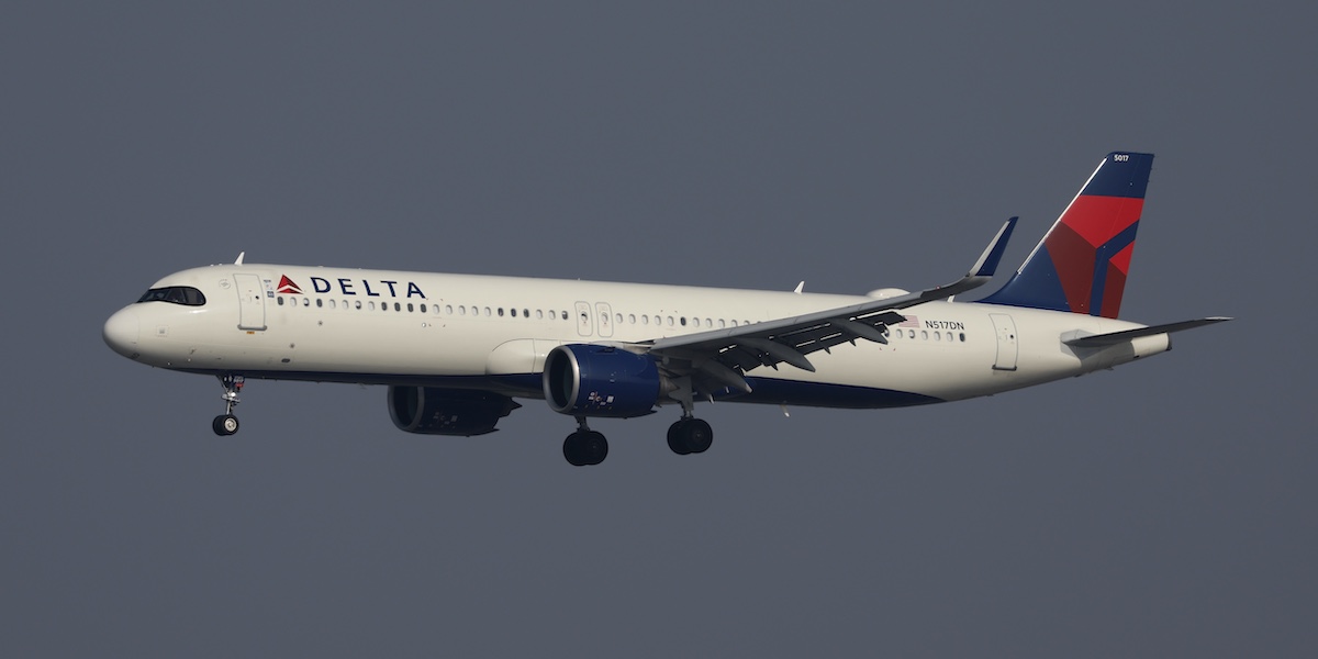 Un aereo della Delta Air Lines (non quello coinvolto nell'incidente) si prepara ad atterrare all'aeroporto di Los Angeles, a gennaio 2025 (Kevin Carter/Getty Images)
