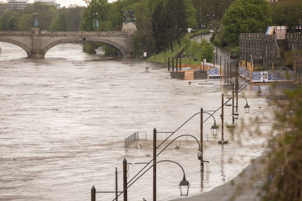 Un tratto del Po a Torino, con una parte dei Murazzi allagata
