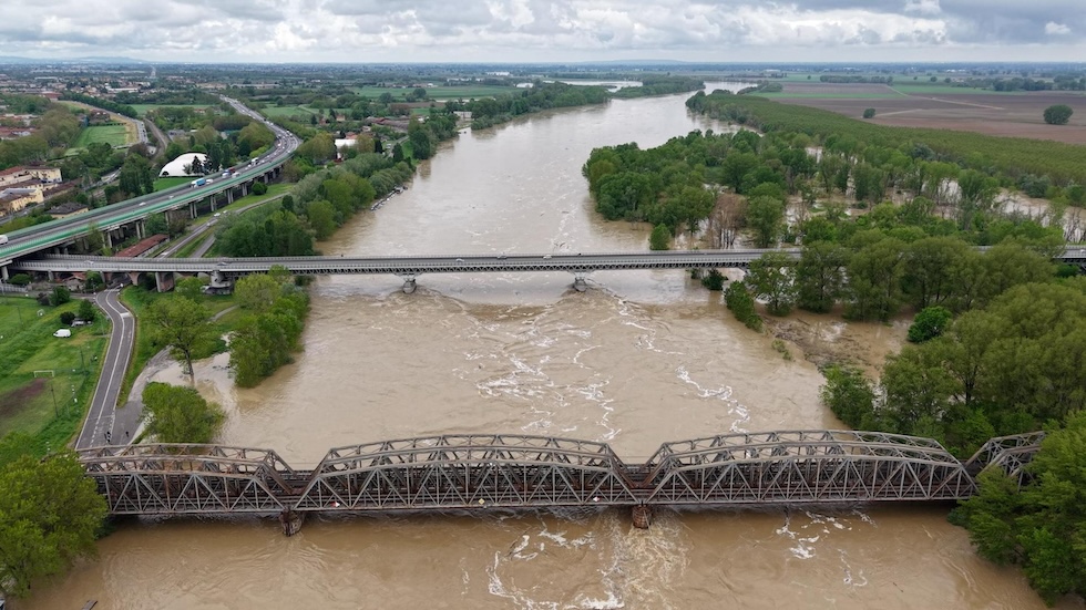 Il fiume Po leggermente esondato vicino a Piacenza
