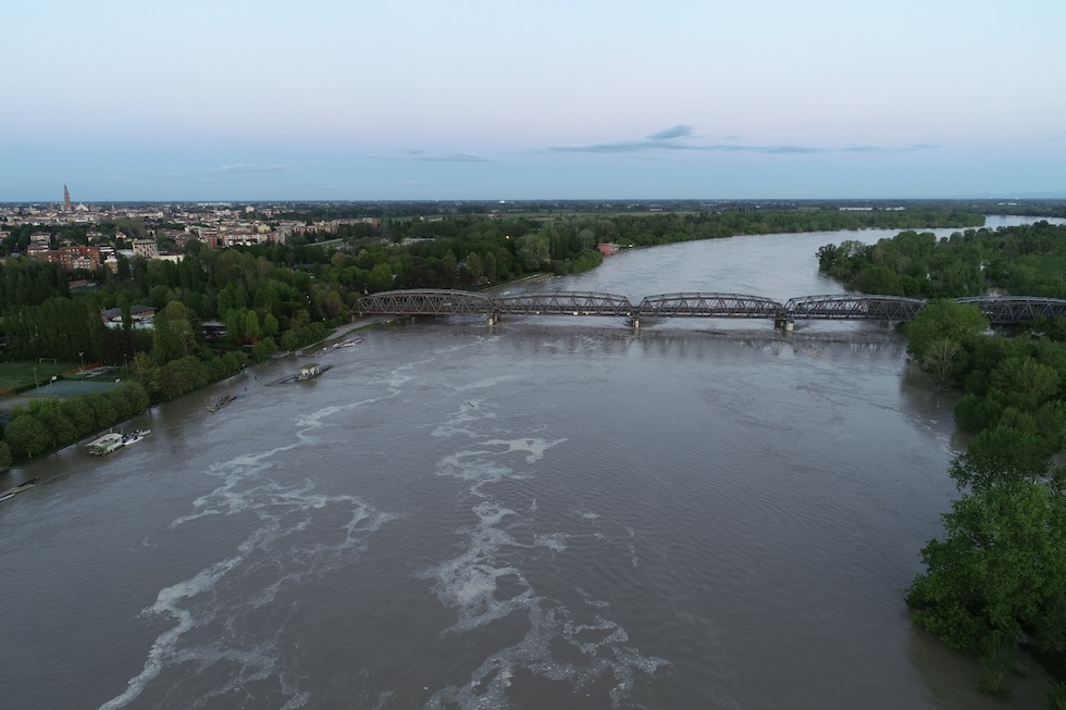 Il Po in piena a Cremona (a sinistra si riconosce il Torrazzo del Duomo)