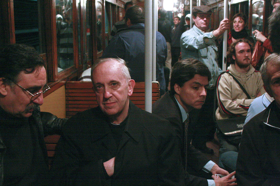 Bergoglio sulla metropolitana di Buenos Aires nel 2008 