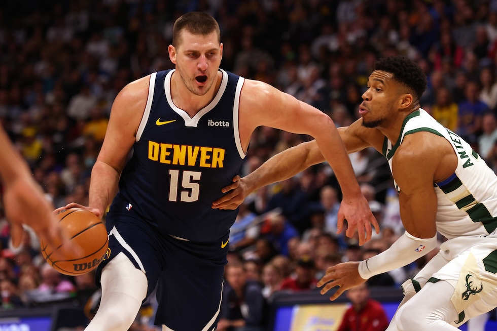 Nikola Jokic (sinistra) durante una partita di NBA contro Giannis Antetokounmpo (destra), 29 gennaio 2024 (Alysa Rubin/Clarkson Creative/Getty Images)