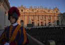 L'alba sulla piazza prima del funerale di papa Francesco, e una guardia svizzera