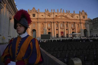 L'alba sulla piazza prima del funerale di papa Francesco, e una guardia svizzera