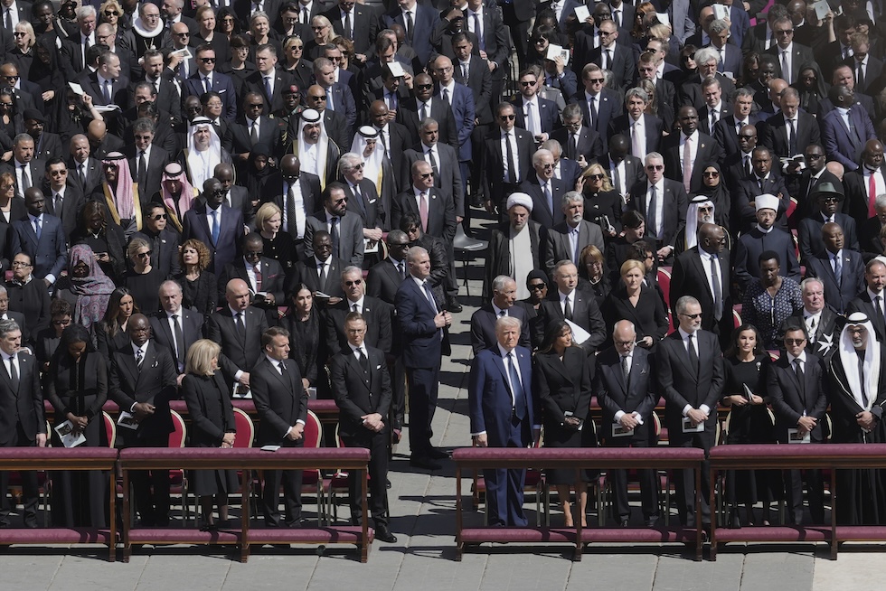 I politici nei banchi a loro riservati al funerale del papa