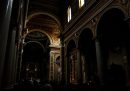 Una messa al buio durante il blackout del 2003 in una chiesa di Roma