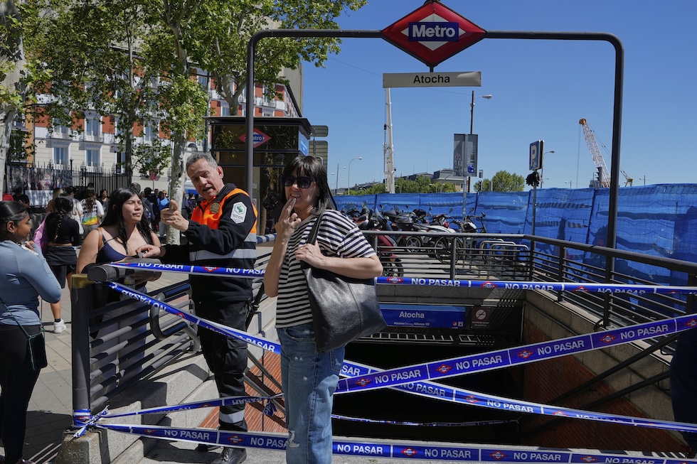 Una stazione della metropolitana chiusa, a Madrid il 28 aprile