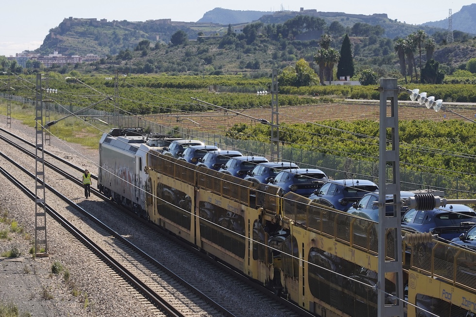 Un treno che trasportava automobili fermo dalle parti di Sagunto, in Spagna