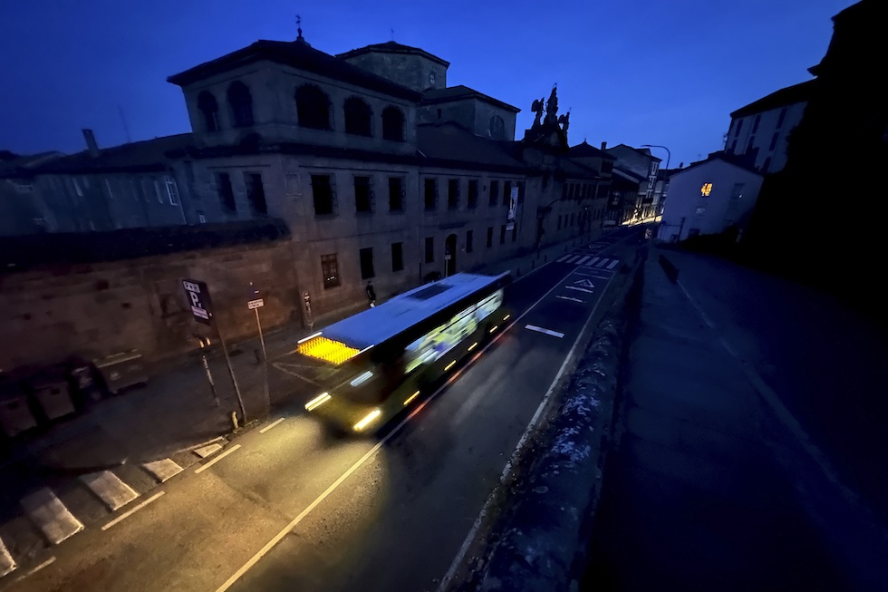 Un bus nella città spagnola di Santiago, durante il blackout