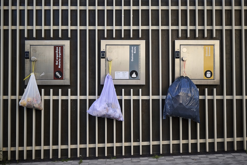 Rifiuti lasciati fuori dai cassonetti elettronici fuori uso, a Pamplona