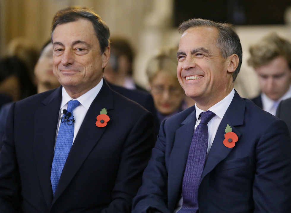 Mark Carney e Mario Draghi nel 2015, quando uno era governatore della Bank of England e l'altro della Banca centrale europea