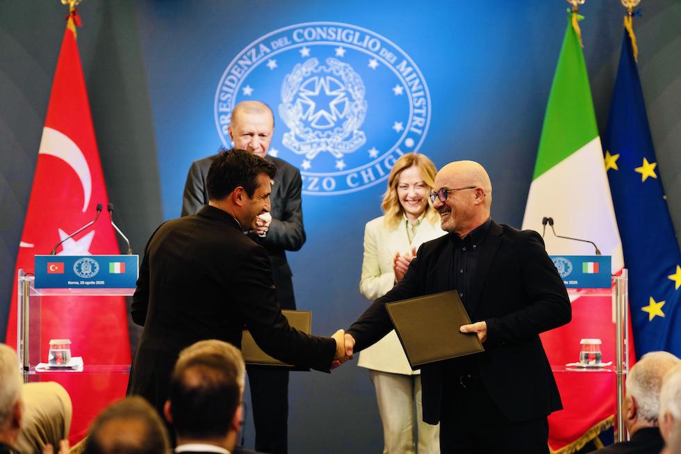 Il capo della tecnologia di Baykar Selçuk Bayraktar e l'amministratore di Leonardo Roberto Cingolani si stringono la mano davanti a Erdogan e Meloni, 29 aprile 2025