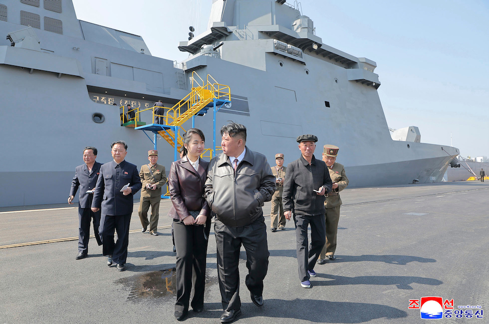 Kim Jong Un con sua figlia e funzionari con taccuini, 28 aprile 2025