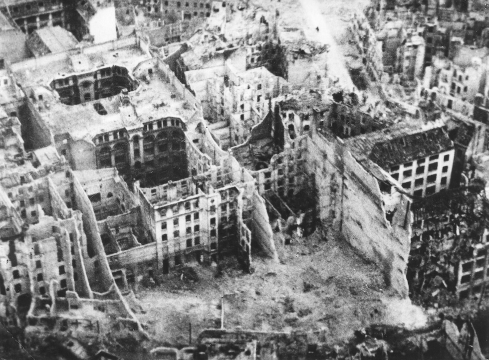 Le macerie dopo i bombardamenti, nel maggio del 1945 
