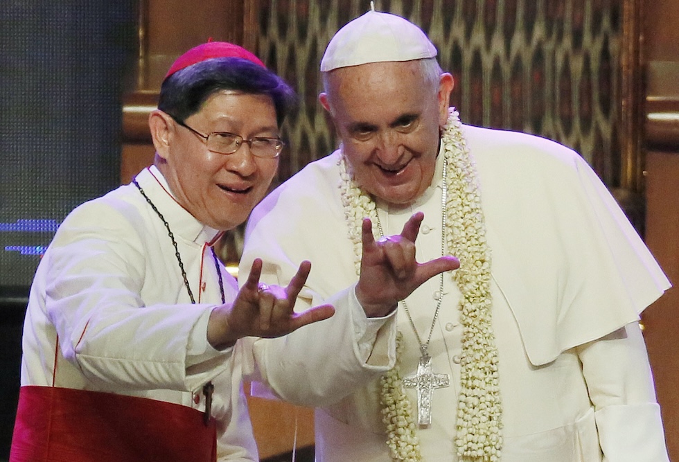 Luis Antonio Tagle mostra a papa Francesco il gesto per dire "I love you" a Manila, Filippine, nel 2015