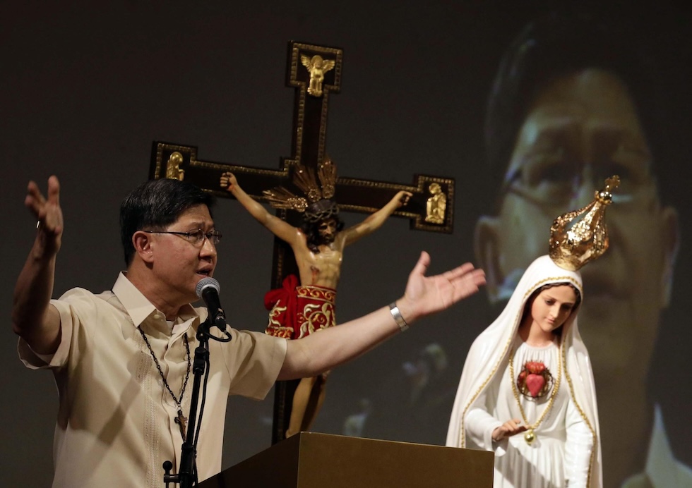 Luis Antonio Tagle in una scuola cattolica di Manila, mentre invita a pregare per la Siria, 7 settembre 2013