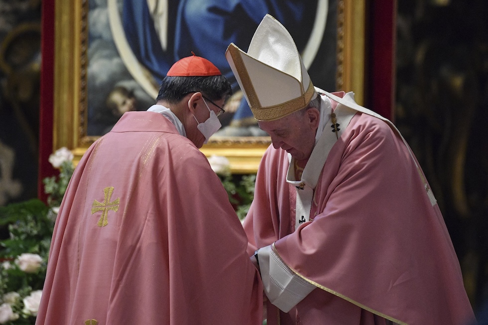 Papa Francesco e Luis Antonio Tagle a una messa per il 500esimo anniversario del cristianesimo nelle Filippine, nella basilica di San Pietro, in Vaticano, 14 marzo 2021