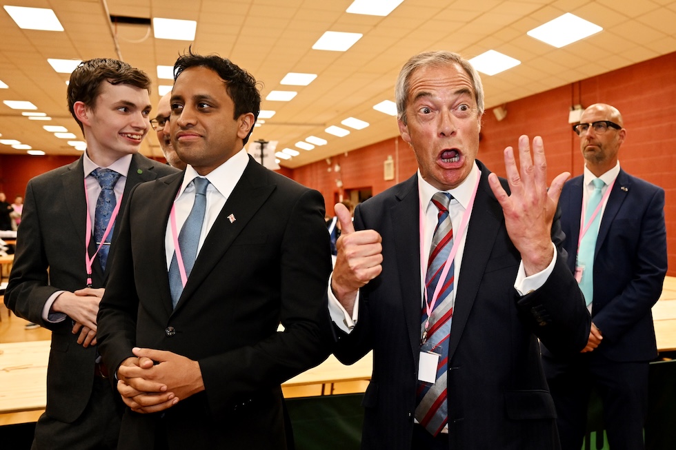 Farage festeggia mimando il numero sei, quanti i voti con cui Reform UK ha vinto la suppletiva, il 2 maggio a Runcorn, in Inghilterra 