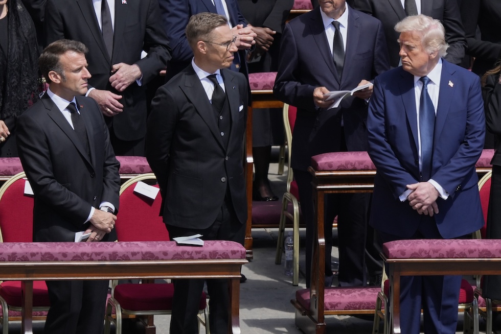 Trump insieme a Stubb e al presidente francese Emmanuel Macron durante il funerale di papa Francesco 
