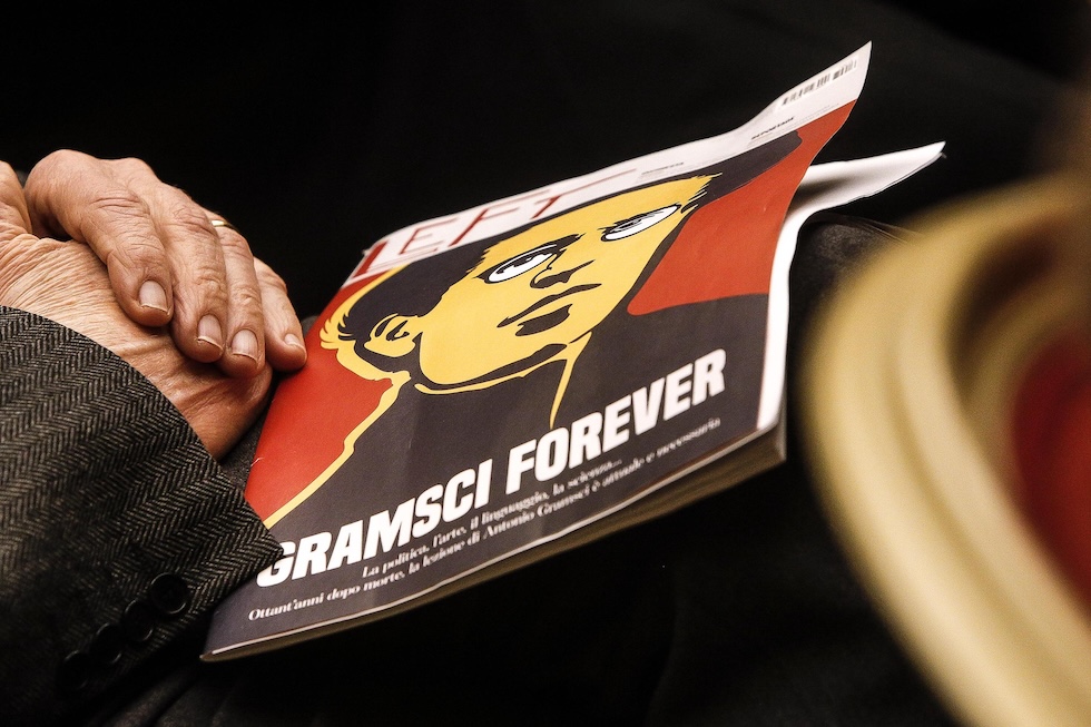 La rivista sulle gambe di una persona presente all'inaugurazione