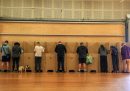 Persone che votano alle elezioni per rinnovare le due camere del parlamento in Australia