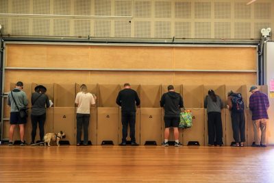Persone che votano alle elezioni per rinnovare le due camere del parlamento in Australia