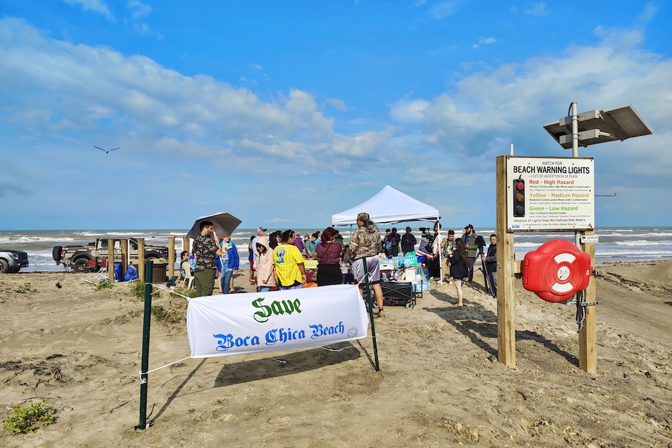 Un gruppo di manifestanti in spiaggia
