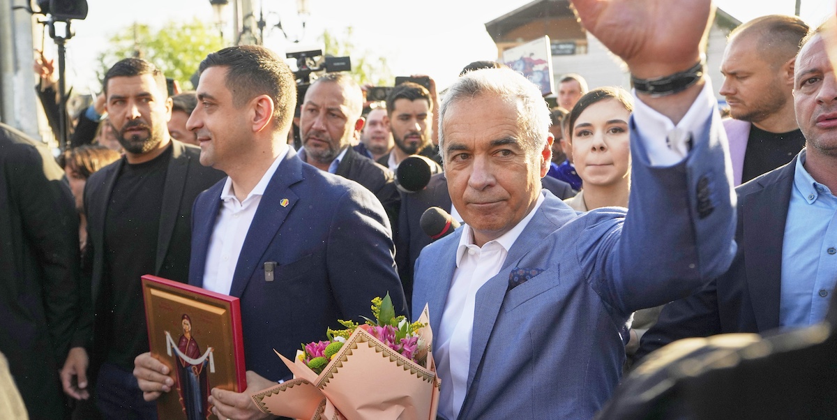 George Simion, candidato per il partito di estrema destra Alleanza per l’unità dei romeni, con Calin Georgescu, il candidato nazionalista filorusso che aveva vinto la scorsa tornata elettorale, poi annullata (AP Photo/Vadim Ghirda)