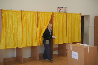 Una donna esce dalla cabina elettorale