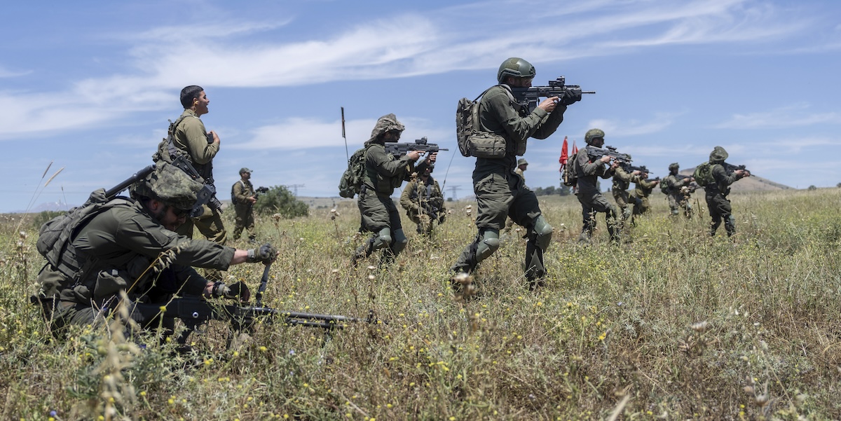 L’esercito israeliano ha iniziato a richiamare decine di migliaia di riservisti per ampliare le operazioni nella Striscia di Gaza